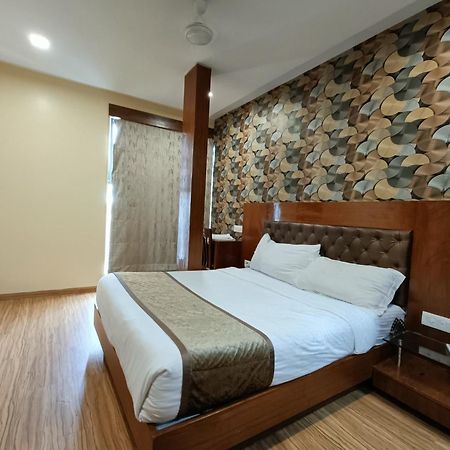 Hotel Arton Regency Near Terminal 2 Airport Bombaim Exterior foto