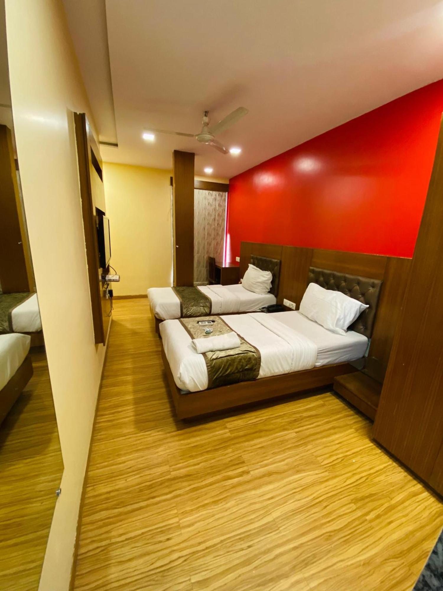 Hotel Arton Regency Near Terminal 2 Airport Bombaim Exterior foto