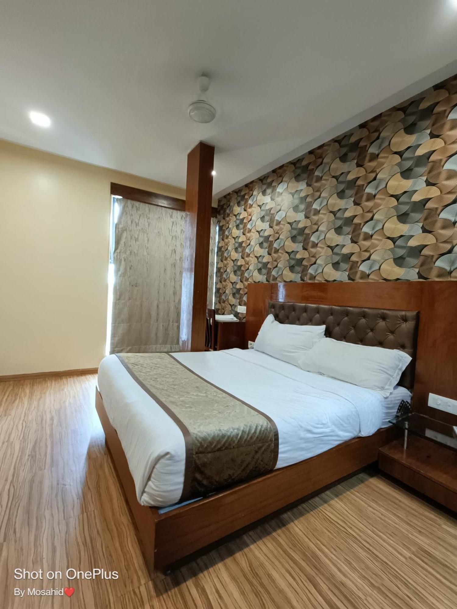 Hotel Arton Regency Near Terminal 2 Airport Bombaim Exterior foto